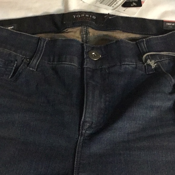TORRID BOMBSHELL SKINNY NWT DARK WASH DENIM SIZE 14R - Picture 5 of 6